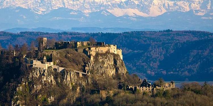 Ruines du château-fort de Hohentwiel avec vue panoramique sur les Alpes
