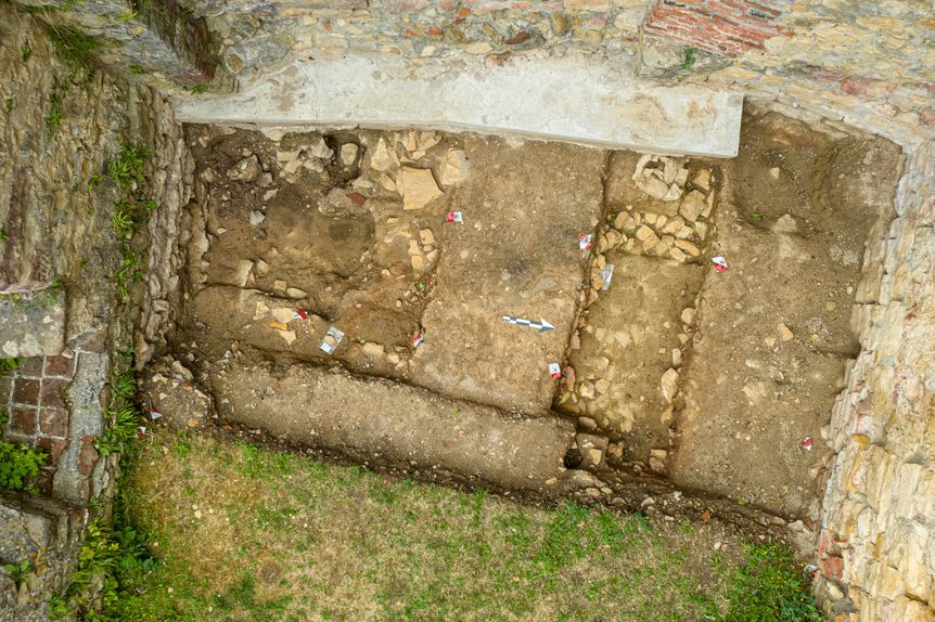 Burg Rötteln, Grube mit Markierungen zwischen drei Mauern